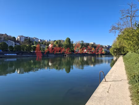 2 pièces en dernier étage  vue sur marne + parking et cave