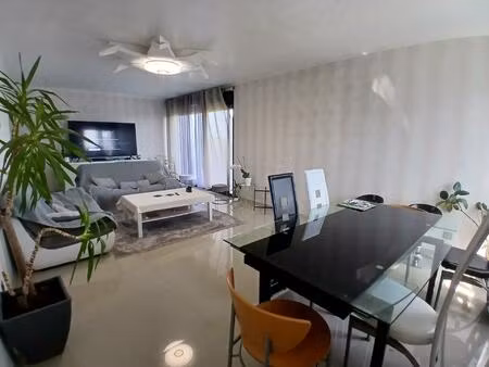 tres bel appartement aux ¨portes du parc du bourran