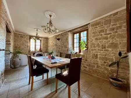 domaine en pierre de caractère – volumes  dépendances et appartement indépendant – port-le