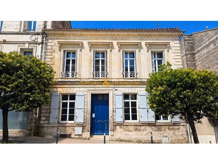 maison en pierre d'environ 193 m² avec jardin