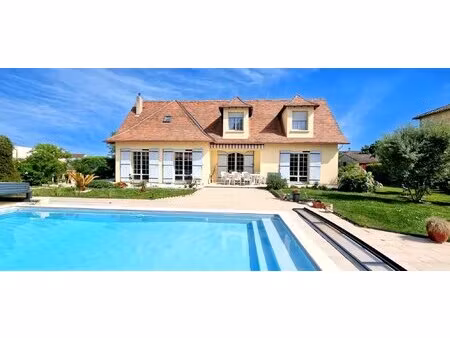 belle maison de style périgourdin avec piscine sur jardin très bien agrémenté .