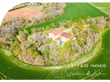 corps de ferme avec dépendances et piscine