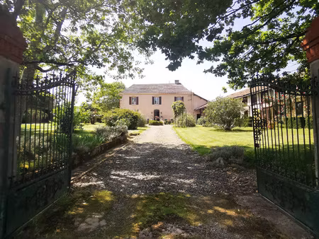 maison de maître  avec gite indépendant sur 1ha  proche marc