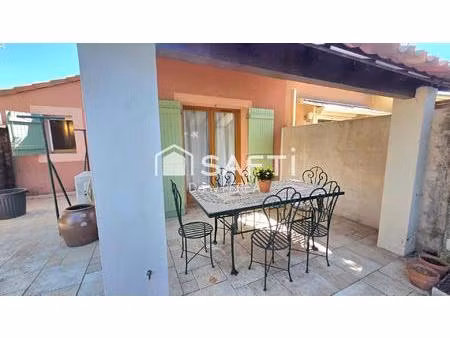 maison 2 chambres  jardin et place de parking dans résidence sécurisée avec piscine.