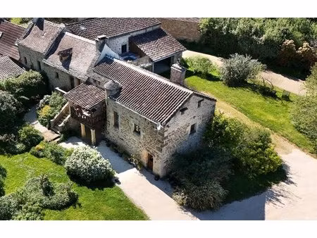 belle et grande bâtisse dans un hameau.