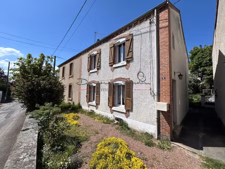 une maison d'habitation sur deux niveaux avec terrain attena