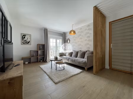 f2 meublée - loyer 1500 € + 300 €