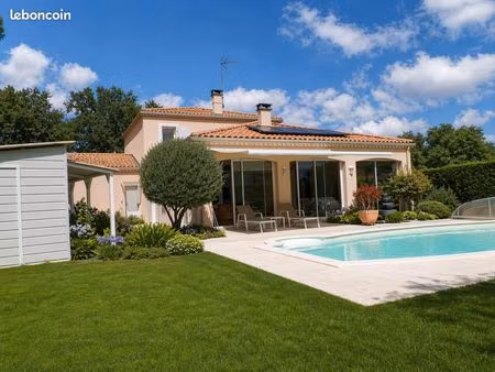 superbe villa  4/5 chambres  double gge  jdin  piscine  comodités + nature. réf 676