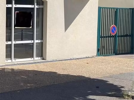 1 place de parking dans cour fermée en face de la gare sncf d'evreux