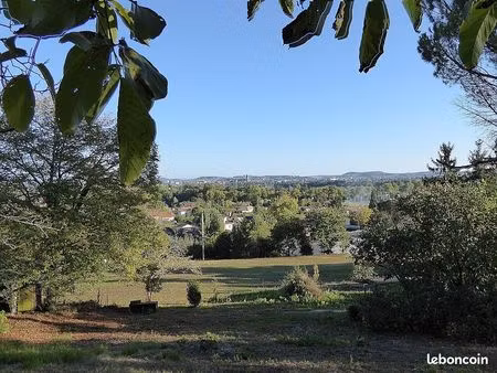 grand terrain constructible + zone naturelle pentue boisée
