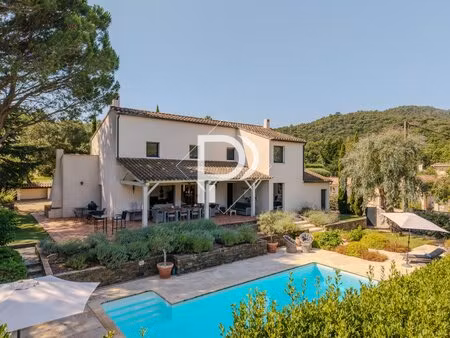 villa avec piscine au calme