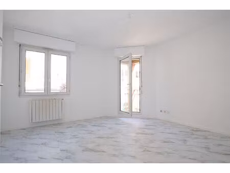appartement 2 pièces de 42.52 m² avec balcon et place de parking privée à louer à metz sab