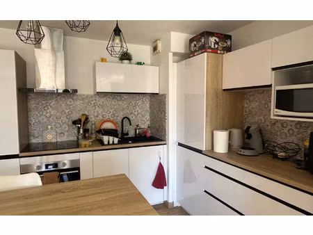 location appartement  49.4 m² t-2 à nîmes  700 €