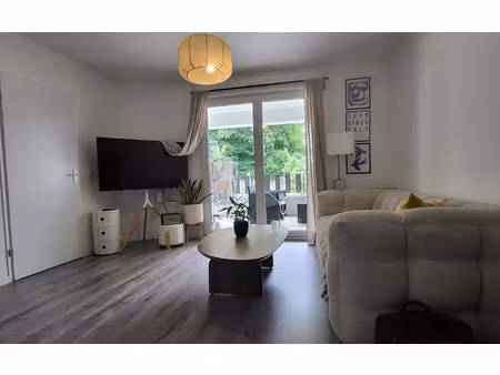 location appartement  40 m² t-2 à poissy  1 050 €