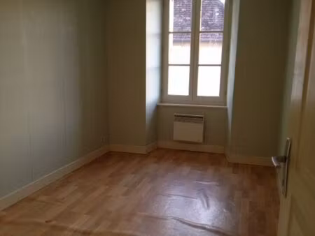 t3 dans le bourg de saint germain les belles