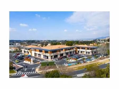 location commerce 117 m²