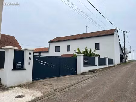 véritable corps de ferme sur 1hectare de terrain