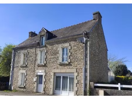 charmante maison de bourg offrant cuisine  séjour  2 chambres  sde  grenier et véranda ave