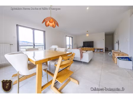 villa récente avec vue