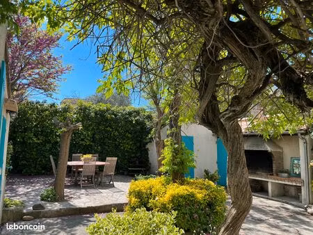 rez de chaussée d'une maison avec cour arborée