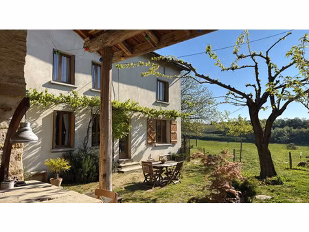 propriété avec dépendances sur 1 hectare calme et vue camp