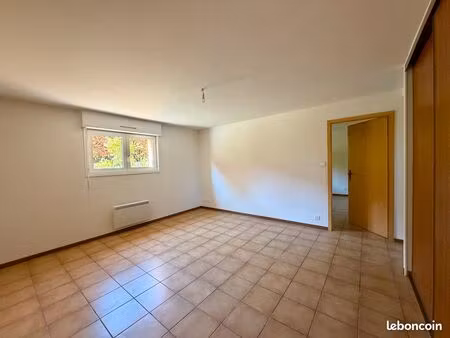 grand f2 - cuisine équipée neuve – entièrement refait a neuf - au calme - parking