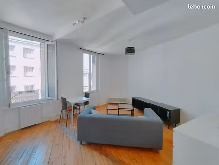 type 2 lumineux à deux pas des transports