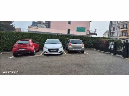 place de parking extérieure proche moillesulaz résidence sécurisée avec caméras de surveil