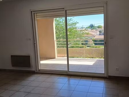 t2 calme et lumineux avec balcon & parking – saint-chamas