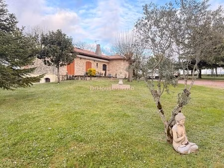 superbe maison de caractère rénovée avec des prestations haut de gamme .