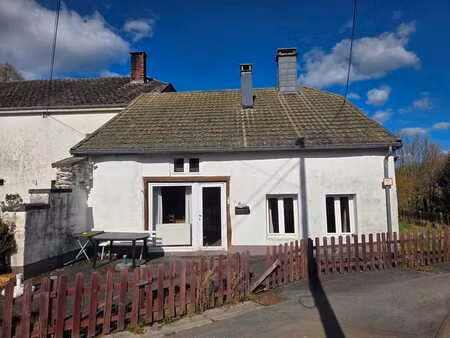 maison cosy longée par un ruisseau