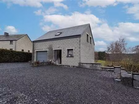 jolie maison costaude dans un bel environnement