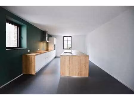 en face de la gare  à 2 pas de la n4 et de l'autoroute ...