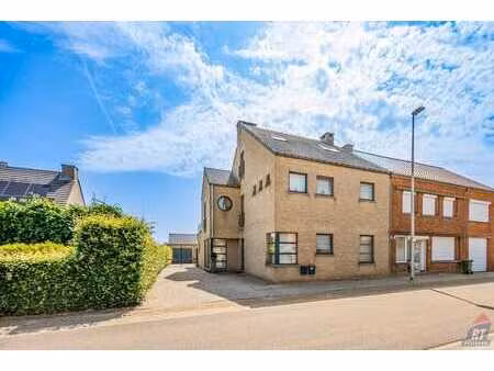 gelijkvloers appartement met 2 slaapkamers  ruim terras e...