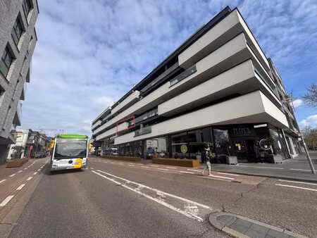 stijlvol en lichtrijk appartement met ruim terras in het ...
