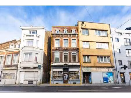 bel immeuble de rapport (commerce + 2 logements)