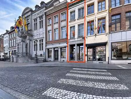 commerce situé sur la place de ath!