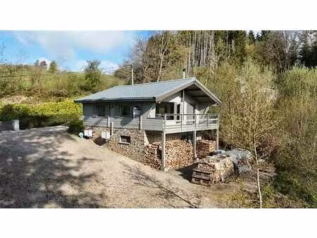 chalet avec vue dégagée et bois privatif.