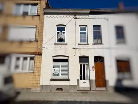 bonne maison 2 façades en bon état avec jardin !