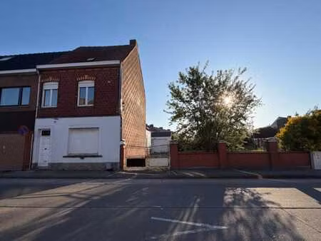 maison 3 façades avec jardin et garage.