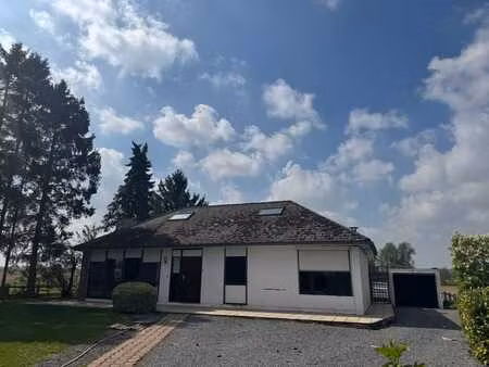 maison 4 façades avec 4 chambres  garage et une superbe vue!