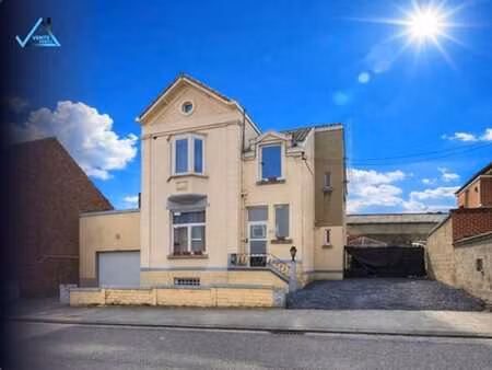 charmante maison de caractère 4 façades avec garage  jardin.