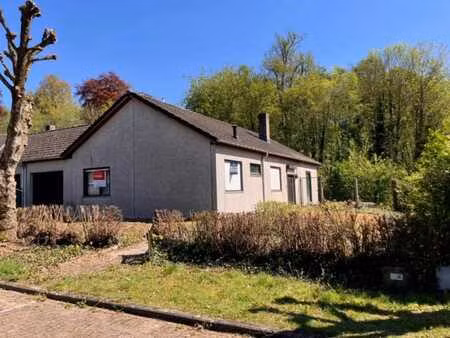 maison de plain-pied  dans un quartier verdoyant.