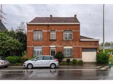 maison d'habitation avec terrain et pâture.