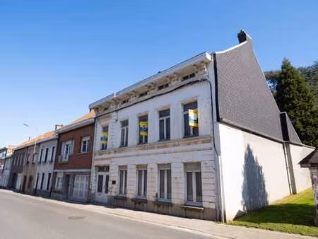 maison de caractère de 250 m²  à rénover située à luingne