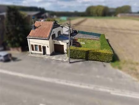 charmante maison 3 façades à rénover sise sur 3 ares 61ca