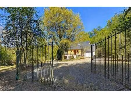 charmante habitation sise au cœur de la nature à dion