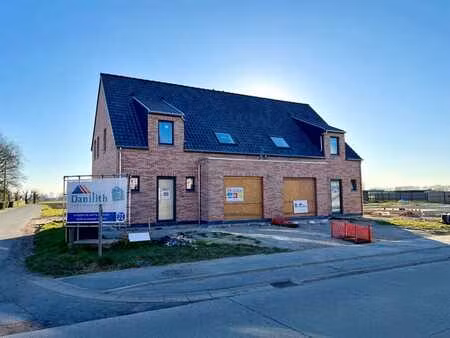 maisons neuves attrayantes avec 3 chambres dans un environn