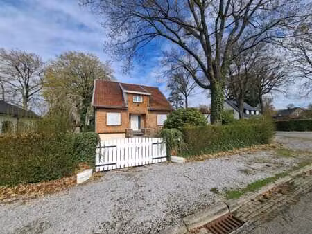 belle villa à rénover  idéalement située.