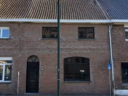 large maison mitoyenne avec jardinet.